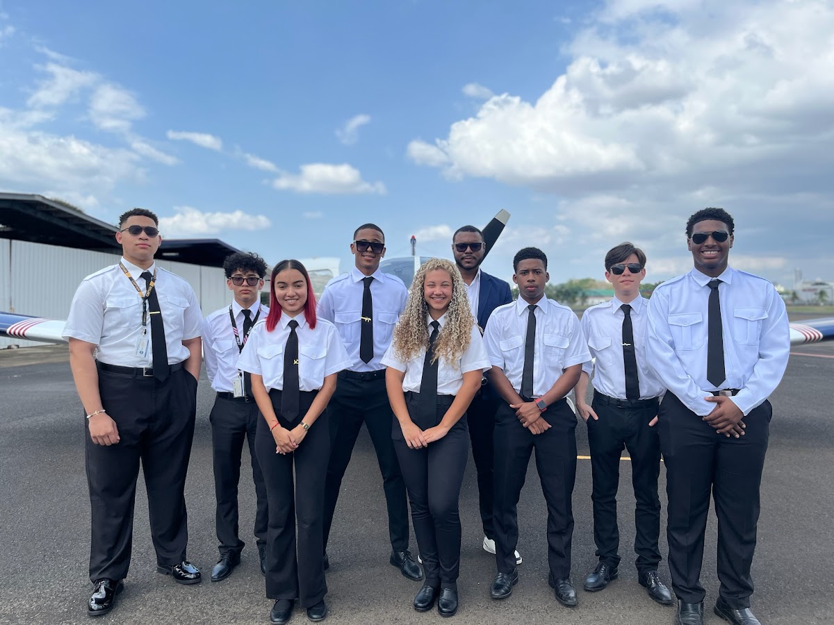 Estudiantes de Pilot's Club junto a una aeronave
