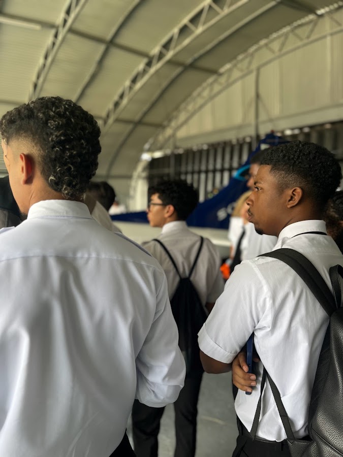 Estudiantes durante recorrido aeronáutico