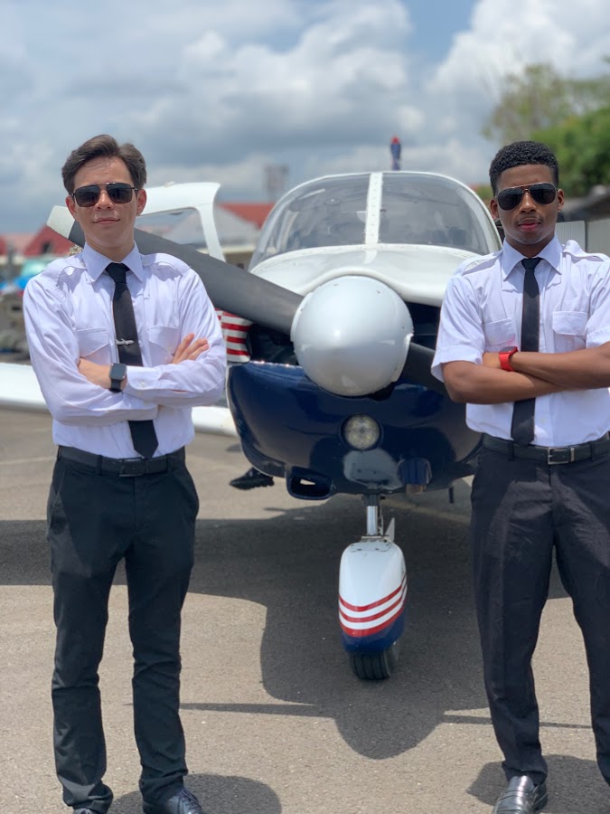 Estudiantes frente a una aeronave